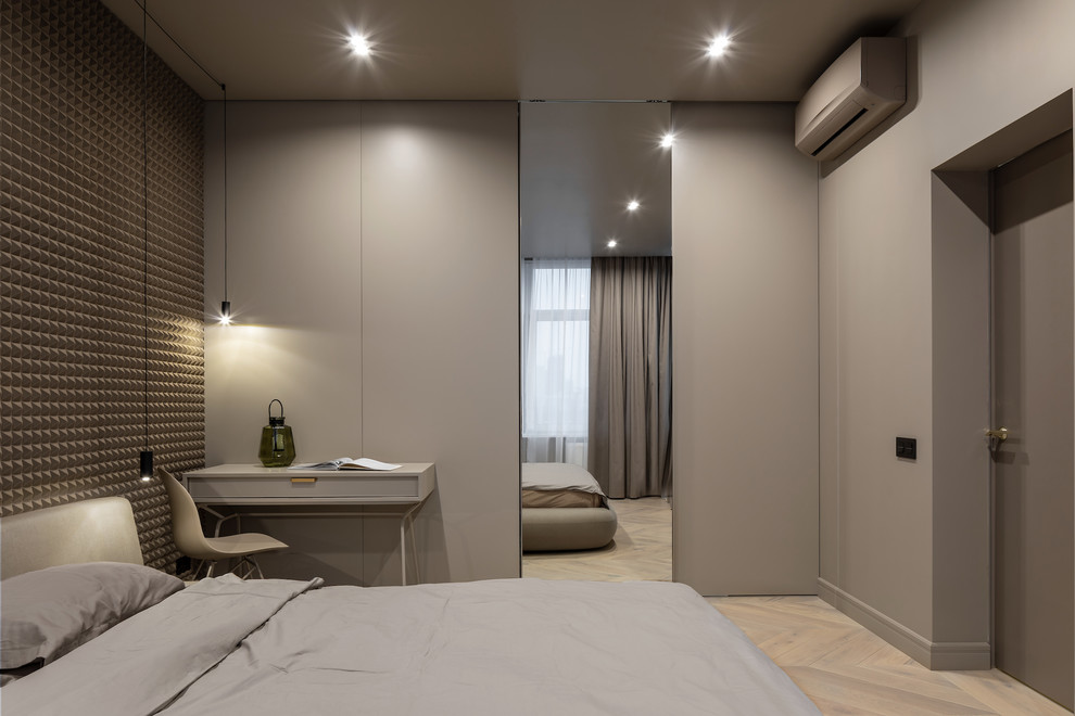 Идея дизайна: большая гостевая спальня (комната для гостей) в современном стиле с коричневыми стенами, светлым паркетным полом и коричневым полом