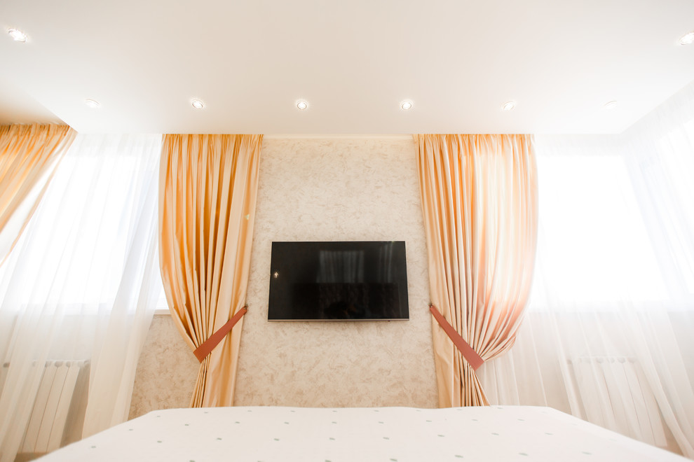 Ispirazione per una camera da letto contemporanea di medie dimensioni con pareti multicolore, parquet chiaro e pavimento beige
