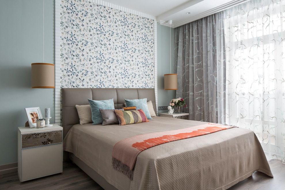 Modernes Hauptschlafzimmer mit blauer Wandfarbe und braunem Holzboden in Moskau