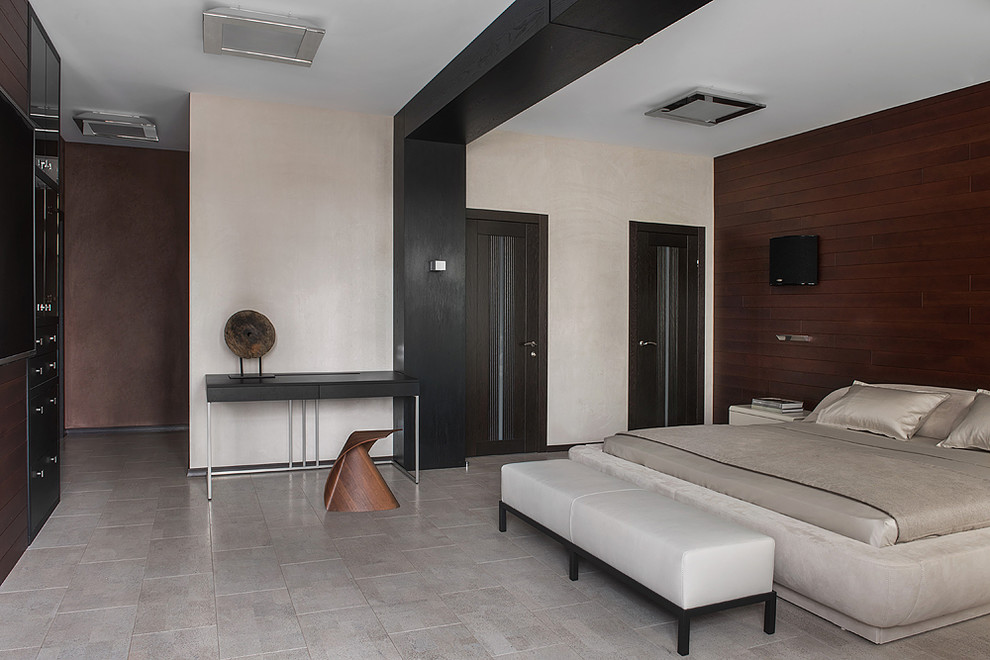Diseño de dormitorio principal actual grande sin chimenea con paredes beige, suelo de corcho y suelo gris