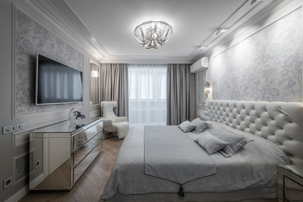 Идея дизайна: большая хозяйская спальня в современном стиле с серыми стенами, паркетным полом среднего тона и телевизором