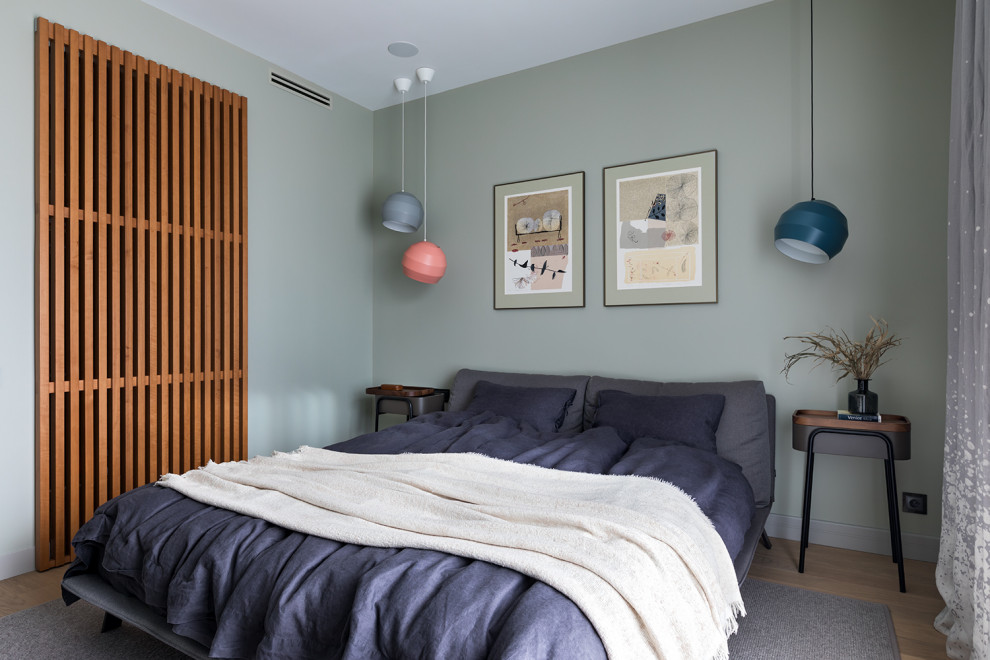 Идея дизайна: спальня среднего размера в современном стиле с зелеными стенами и бежевым полом