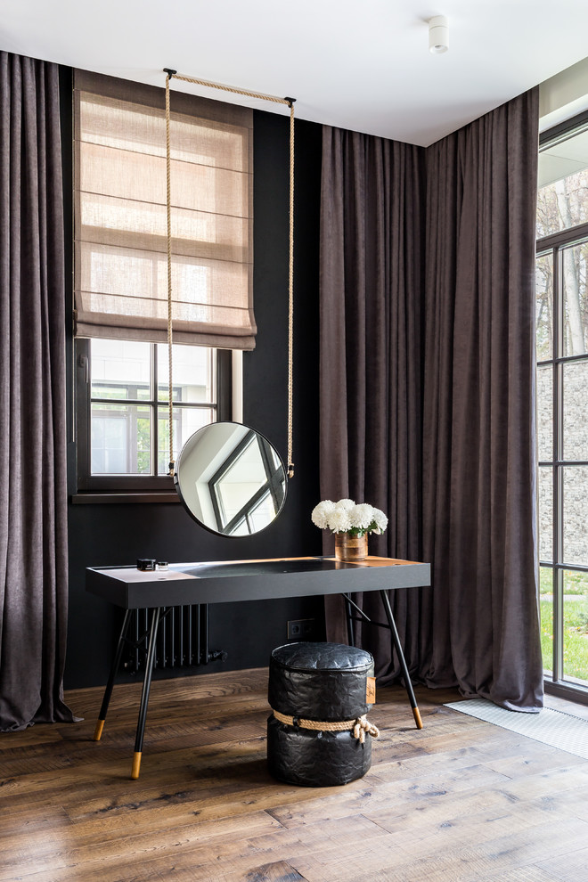 Стильный дизайн: огромная хозяйская спальня в современном стиле с черными стенами, темным паркетным полом и коричневым полом без камина - последний тренд