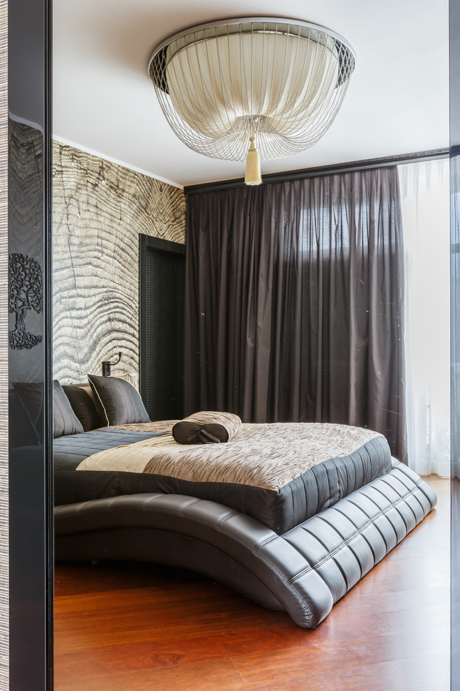 Modernes Hauptschlafzimmer mit beiger Wandfarbe, braunem Holzboden und braunem Boden in Sonstige