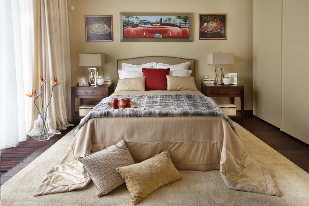 Foto de dormitorio tradicional renovado con paredes beige y suelo de madera oscura