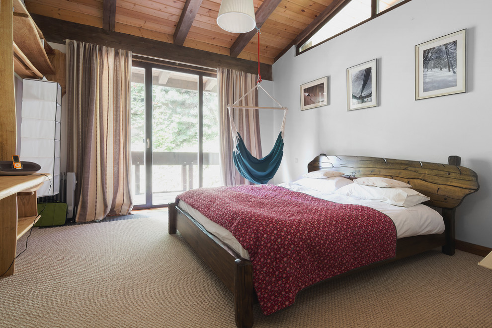 Идея дизайна: спальня в стиле фьюжн с белыми стенами и ковровым покрытием