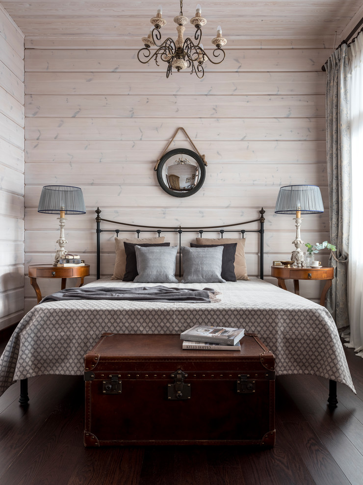 На фото: спальня: освещение в стиле кантри с темным паркетным полом, коричневым полом и белыми стенами