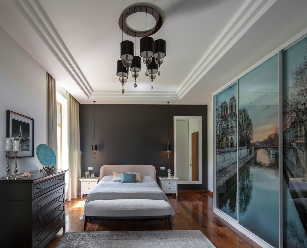 Diseño de dormitorio principal contemporáneo grande con paredes negras, suelo de madera oscura y suelo marrón