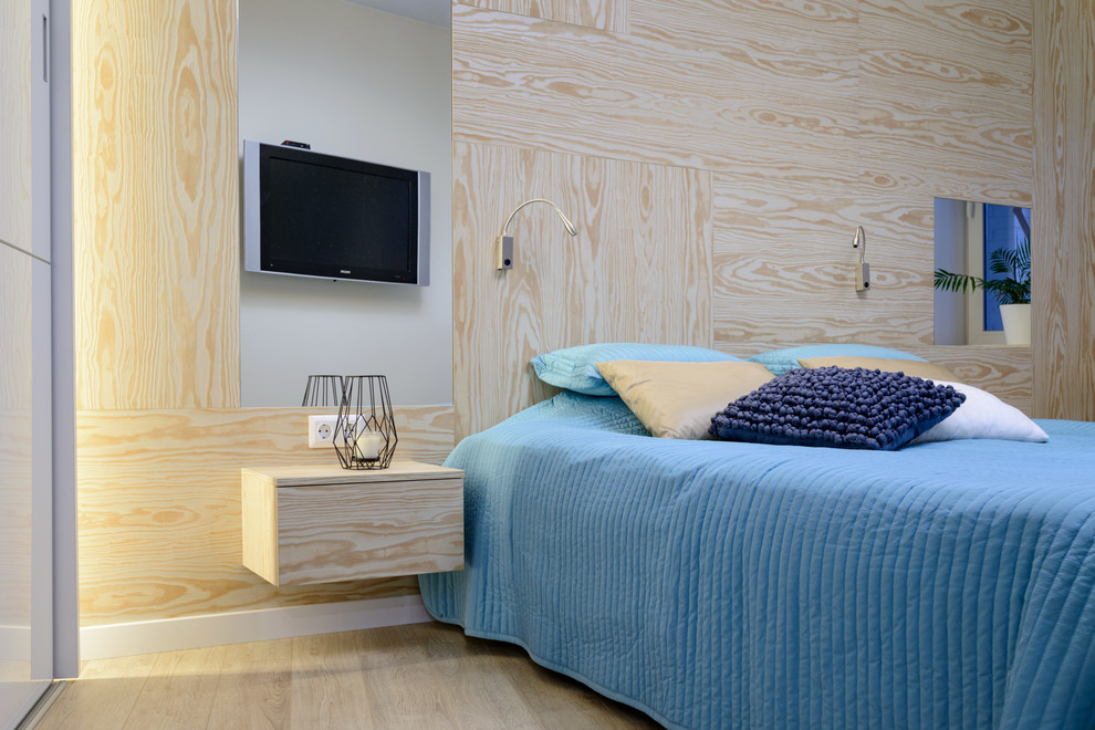 На фото: большая хозяйская спальня в современном стиле с белыми стенами, полом из ламината и бежевым полом