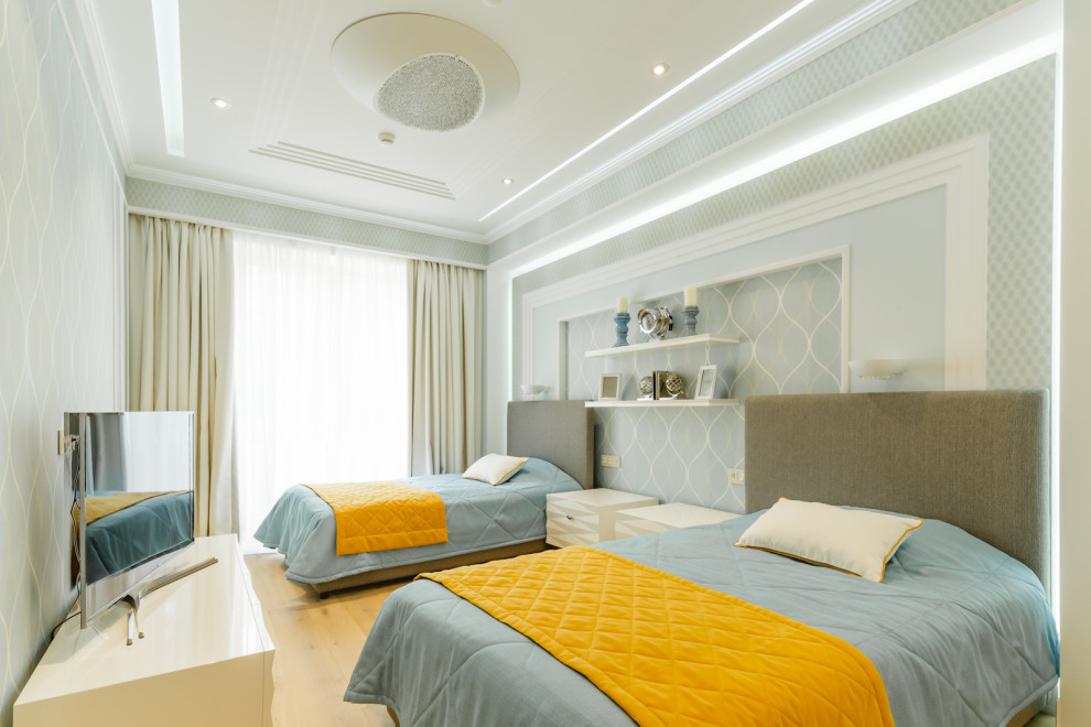 Réalisation d'une grande chambre design avec un mur bleu, parquet clair et un sol beige.