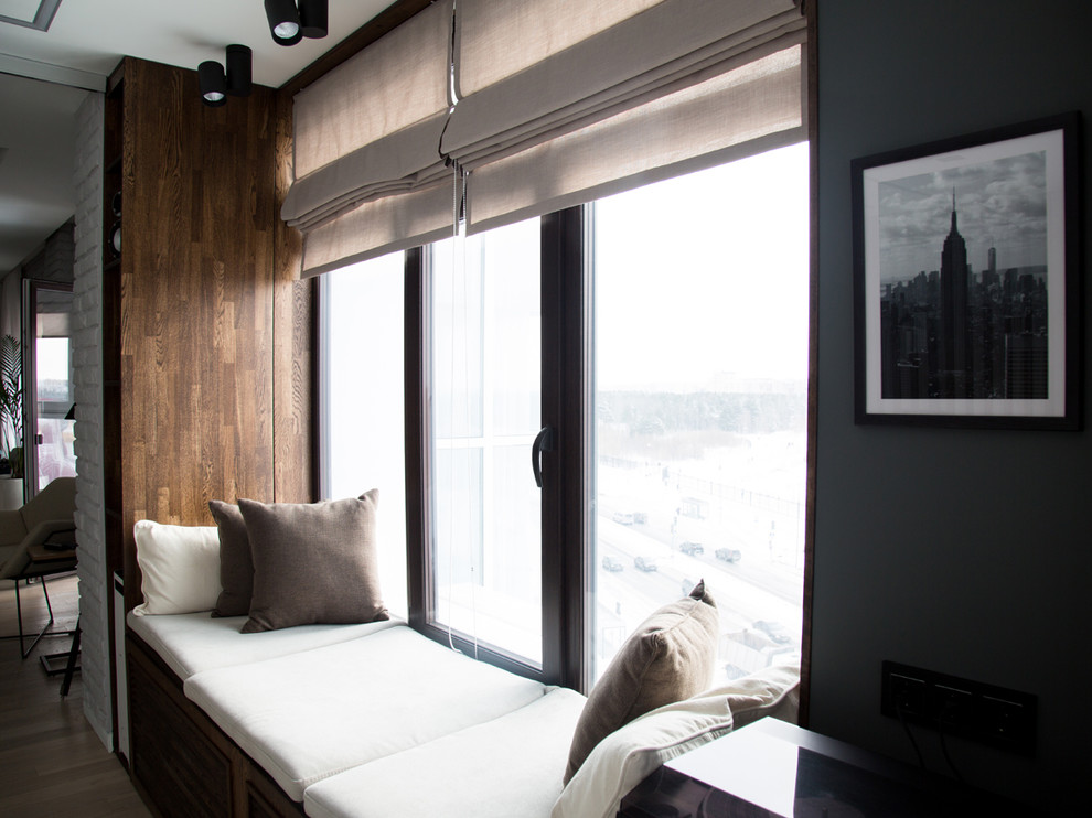 Mittelgroßes Modernes Hauptschlafzimmer mit grauer Wandfarbe, braunem Holzboden und beigem Boden in Sonstige