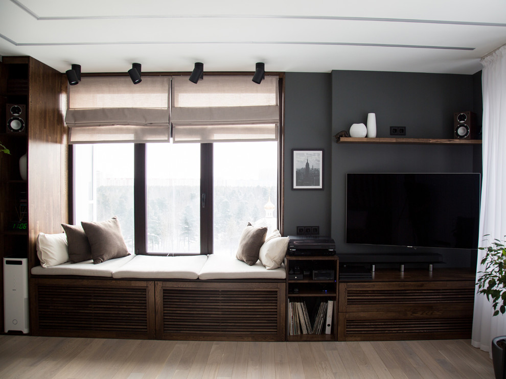 Ispirazione per una camera matrimoniale minimal di medie dimensioni con pareti grigie, pavimento in legno massello medio e pavimento beige
