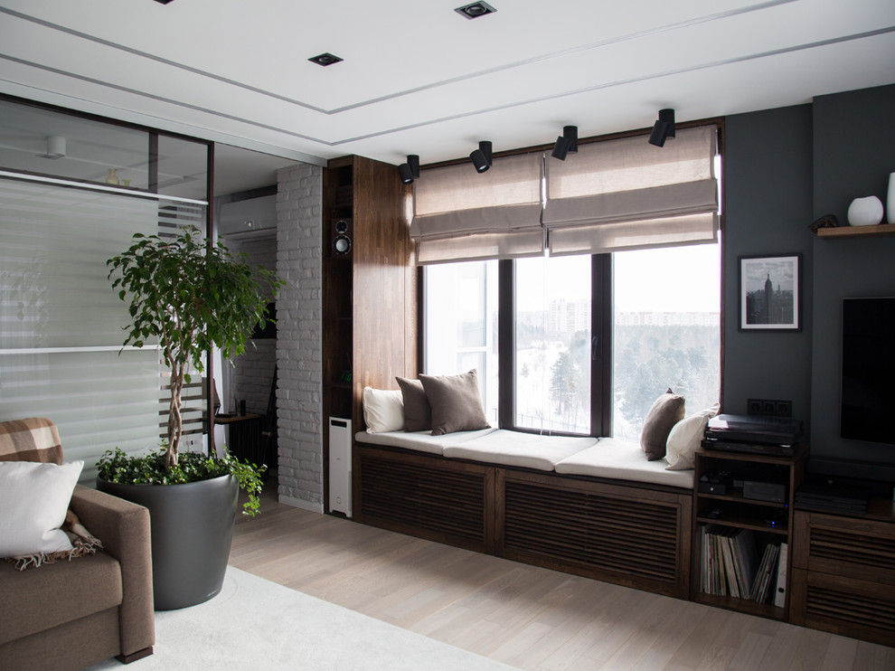 Стильный дизайн: хозяйская спальня среднего размера в современном стиле с серыми стенами, паркетным полом среднего тона и бежевым полом - последний тренд