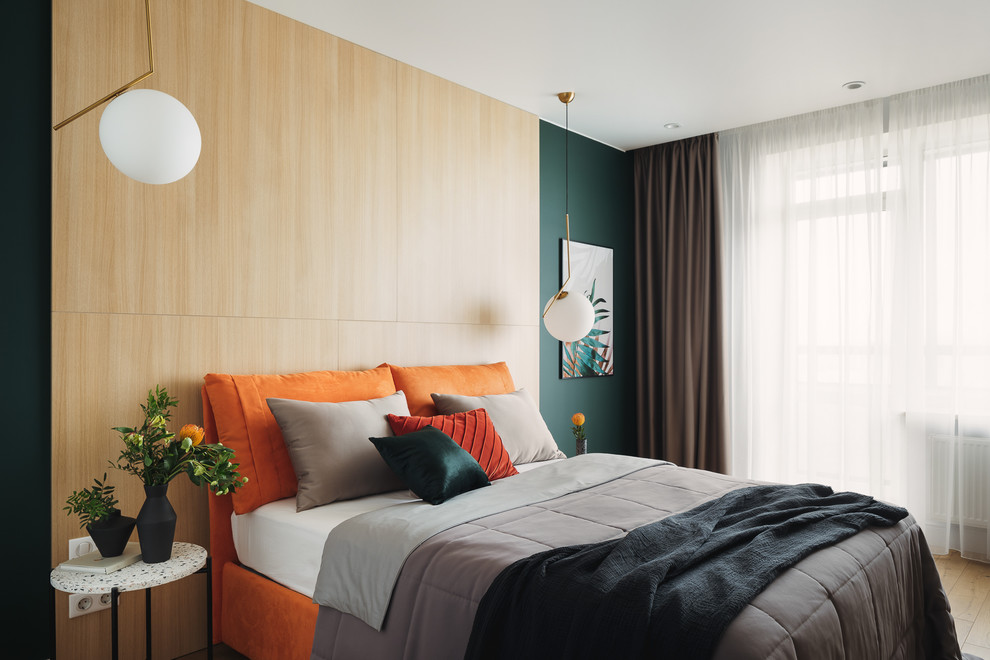Modernes Hauptschlafzimmer ohne Kamin mit grüner Wandfarbe und hellem Holzboden in Sankt Petersburg