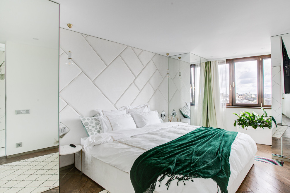 Foto de dormitorio principal contemporáneo grande con paredes blancas, suelo de madera en tonos medios y suelo marrón