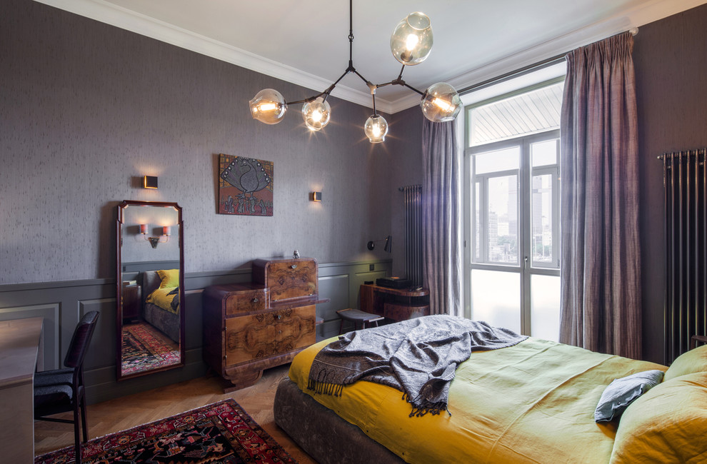 Modernes Hauptschlafzimmer ohne Kamin mit grauer Wandfarbe und braunem Holzboden in Moskau