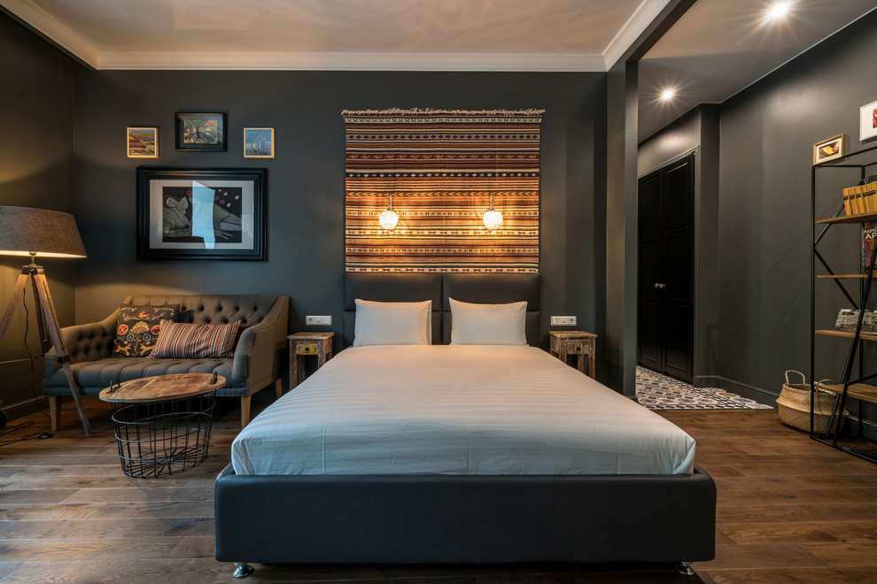 Источник вдохновения для домашнего уюта: хозяйская спальня в современном стиле с серыми стенами, темным паркетным полом и коричневым полом