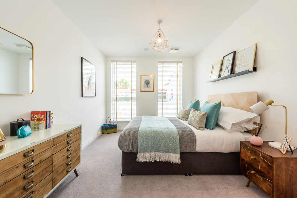 Foto di una camera da letto minimal di medie dimensioni con pareti bianche, moquette e pavimento grigio