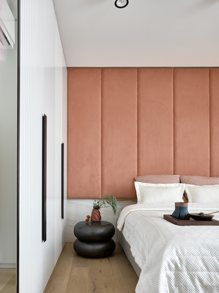 Esempio di una camera da letto design con parquet chiaro e pavimento beige