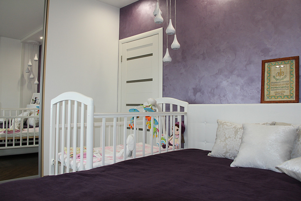 Aménagement d'une petite chambre parentale contemporaine avec un mur blanc, sol en stratifié et un sol marron.