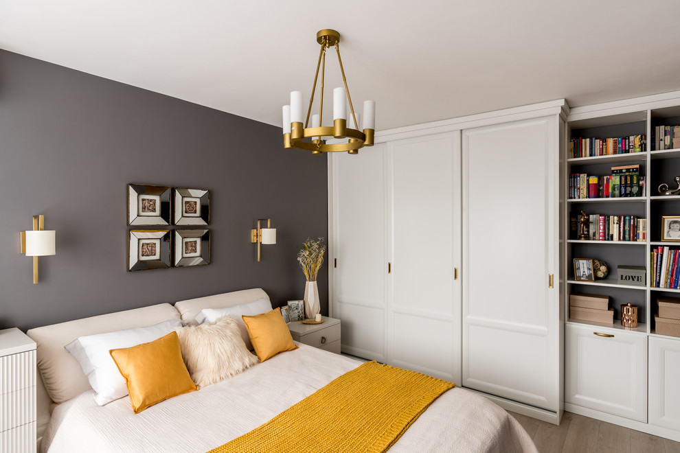 Ejemplo de dormitorio principal clásico renovado pequeño con paredes grises, suelo de madera clara y suelo beige