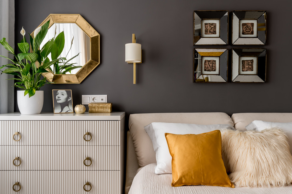 Cette image montre une petite chambre parentale traditionnelle avec un mur gris, parquet clair et un sol beige.