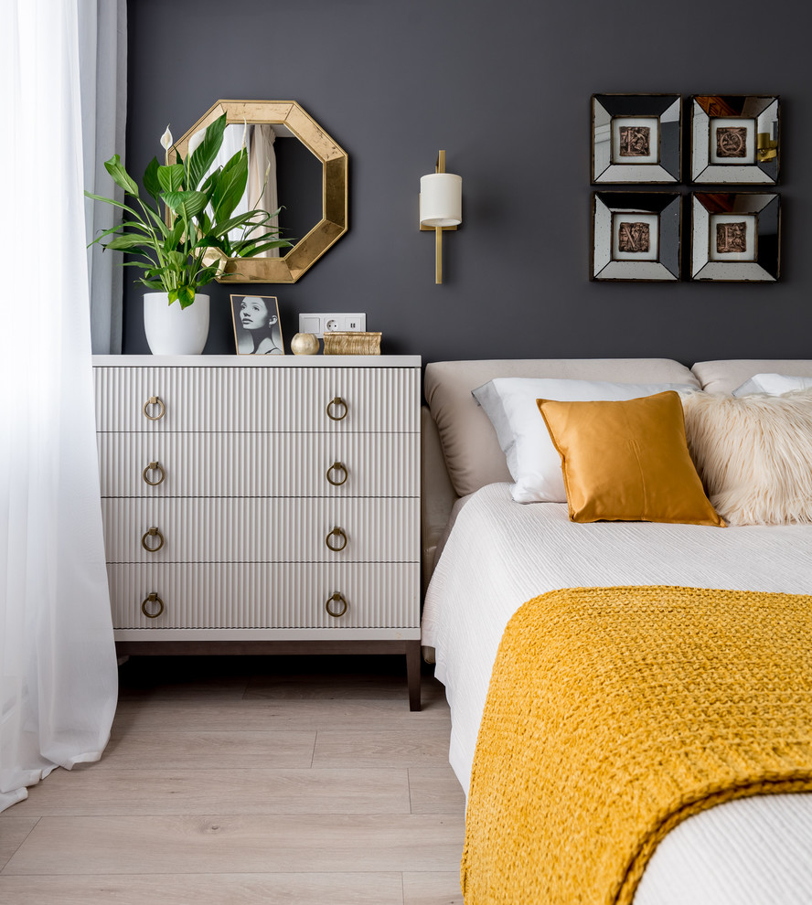 Ejemplo de dormitorio principal clásico renovado pequeño con paredes grises, suelo de madera clara y suelo beige