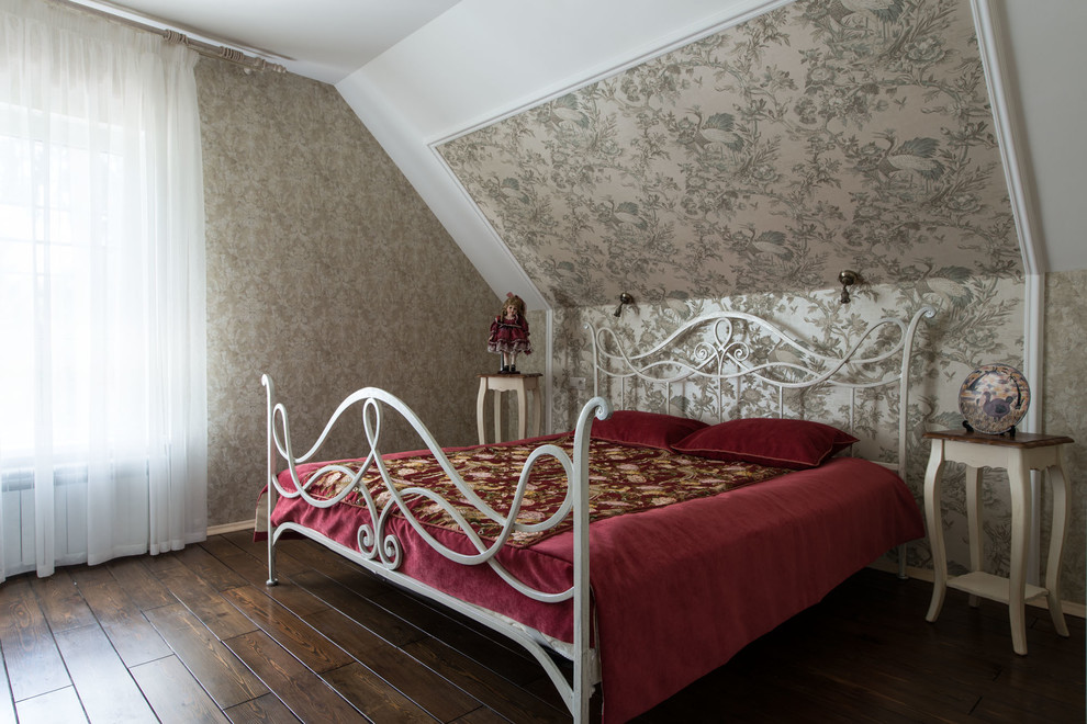 Mittelgroßes Klassisches Hauptschlafzimmer mit beiger Wandfarbe und dunklem Holzboden in Moskau