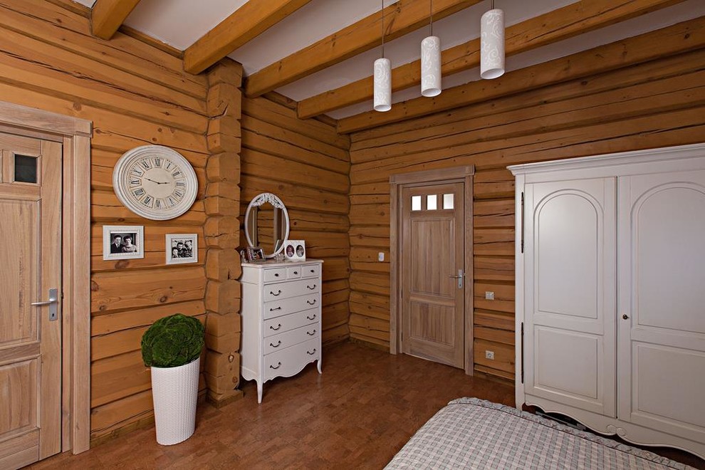 Cette photo montre une grande chambre parentale romantique avec un mur beige, un sol en liège et un sol marron.