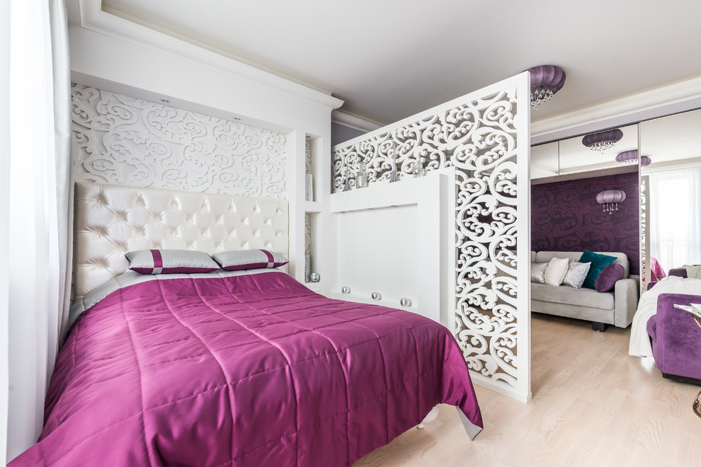 На фото: спальня в стиле фьюжн с серыми стенами и бежевым полом с