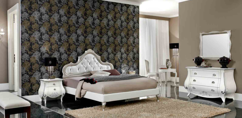 This is an example of a classic master bedroom in Moscow.