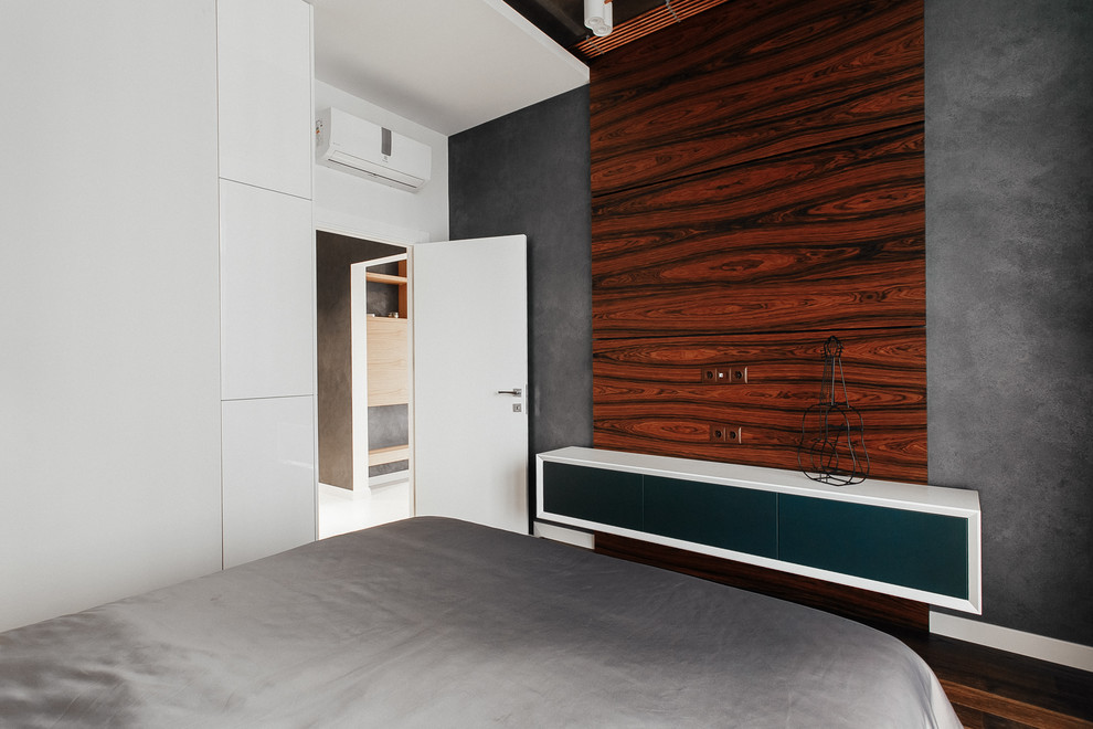 Esempio di una piccola camera da letto boho chic con pareti bianche e parquet scuro
