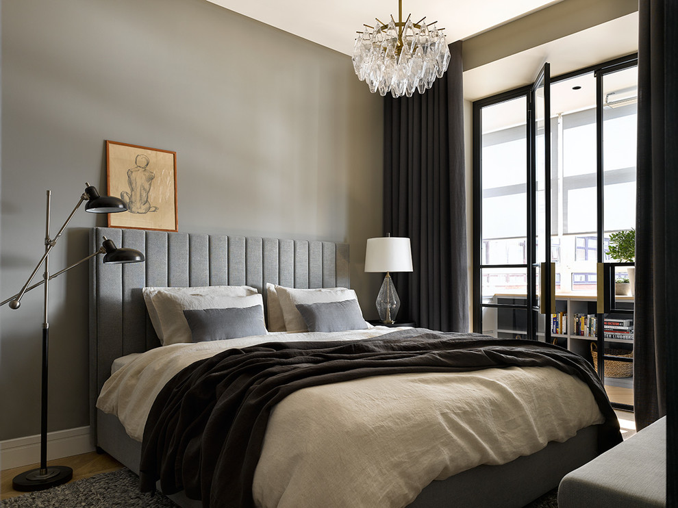 Свежая идея для дизайна: хозяйская спальня среднего размера в современном стиле с серыми стенами, светлым паркетным полом, коричневым полом и кроватью в нише - отличное фото интерьера