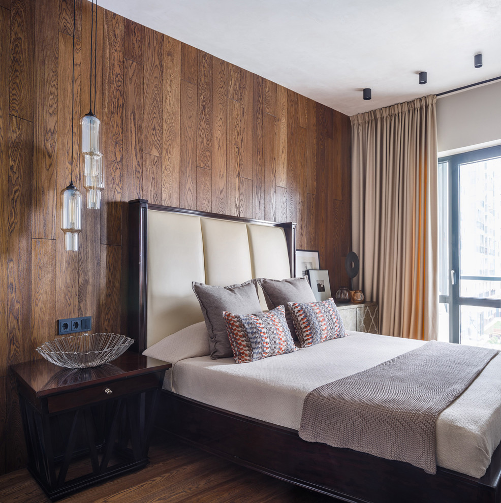 Foto di una camera matrimoniale design con pareti marroni, pavimento in legno massello medio e pavimento marrone