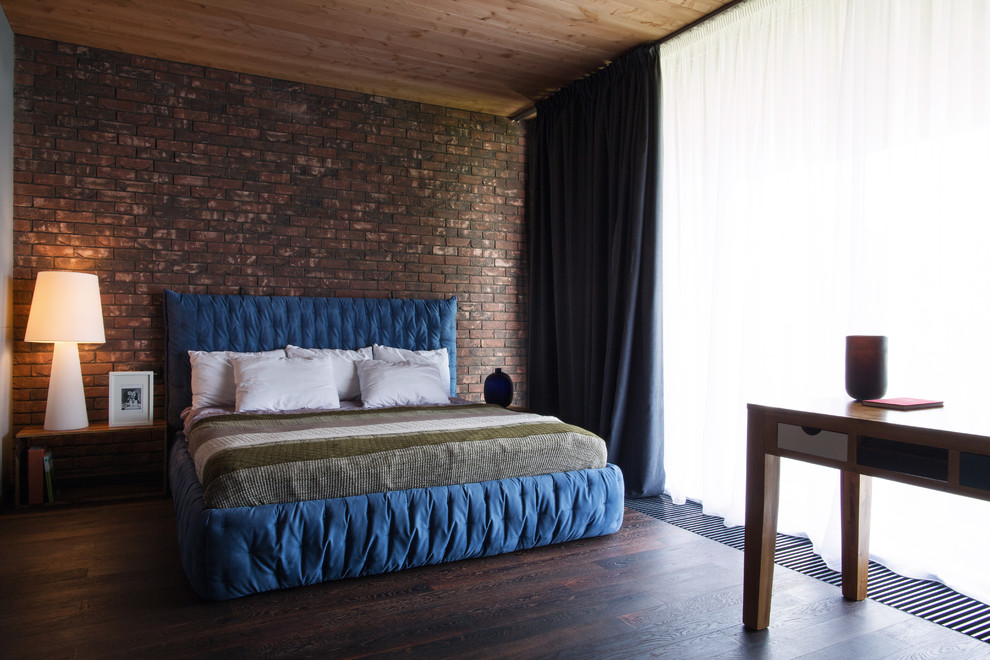 Пример оригинального дизайна: большая хозяйская спальня в современном стиле с коричневыми стенами, полом из ламината и коричневым полом