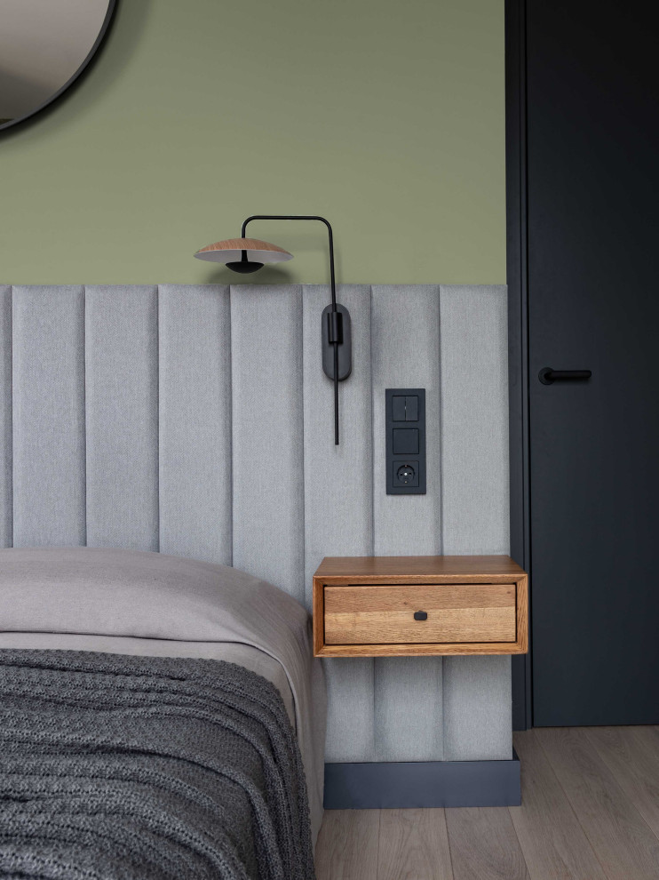Идея дизайна: спальня среднего размера в скандинавском стиле с зелеными стенами, паркетным полом среднего тона и серым полом