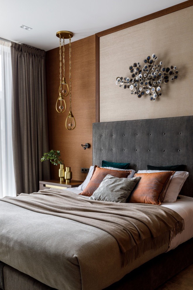 Modernes Schlafzimmer mit beiger Wandfarbe, dunklem Holzboden, braunem Boden und Tapetenwänden in Moskau