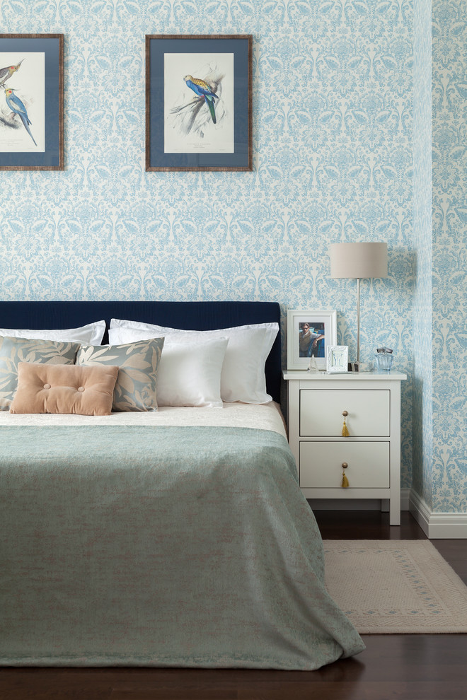 Источник вдохновения для домашнего уюта: хозяйская спальня в современном стиле с синими стенами и деревянным полом