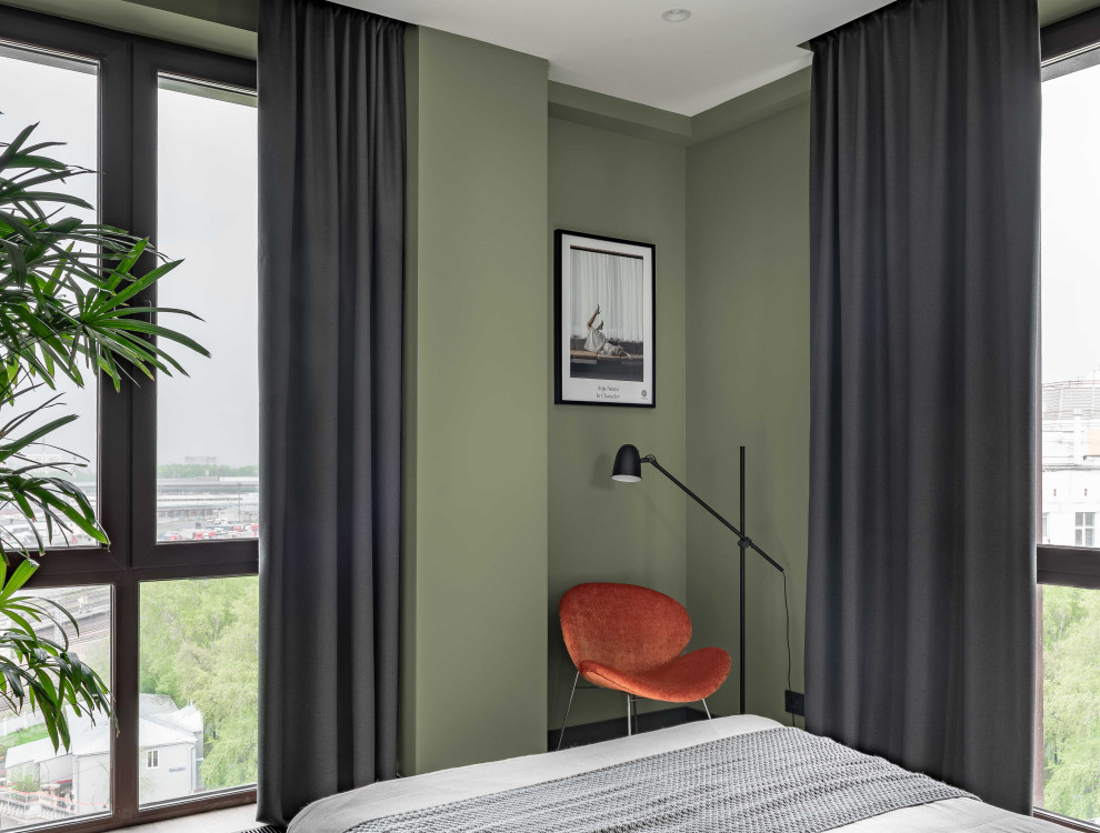 Esempio di una camera da letto scandinava di medie dimensioni con pareti verdi, pavimento in legno massello medio e pavimento grigio