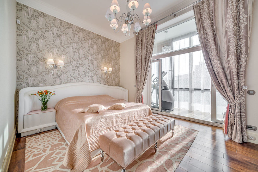 На фото: хозяйская спальня в классическом стиле с серыми стенами и темным паркетным полом с