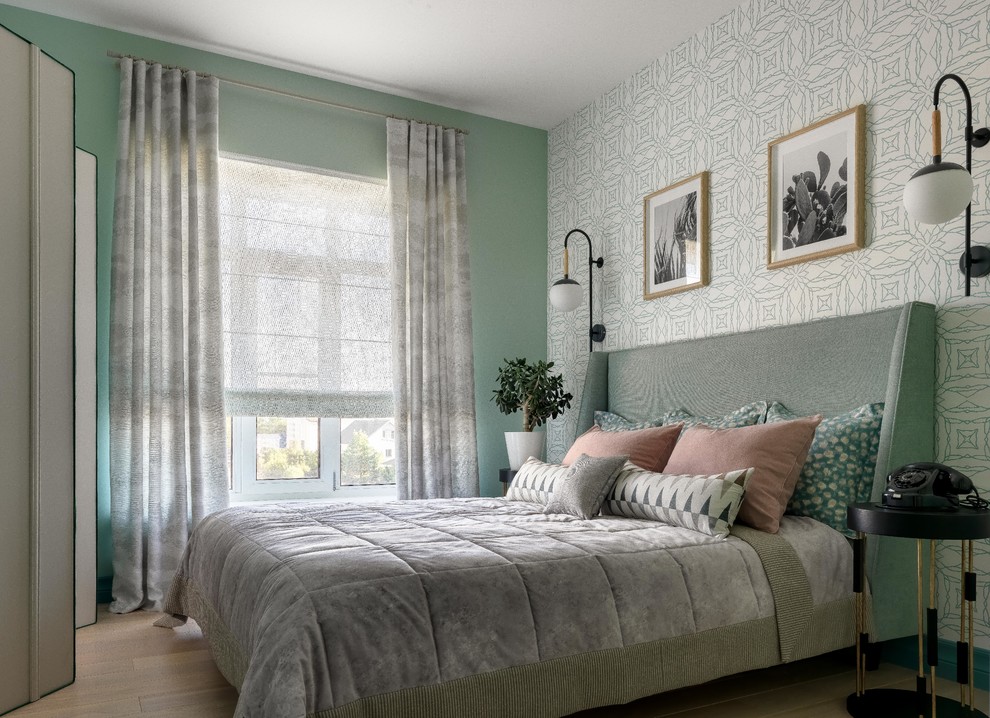 Ejemplo de dormitorio principal minimalista de tamaño medio con paredes verdes, suelo de madera en tonos medios y suelo beige