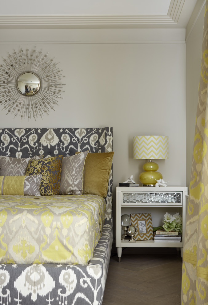 Diseño de dormitorio principal tradicional renovado con paredes beige y suelo de madera en tonos medios