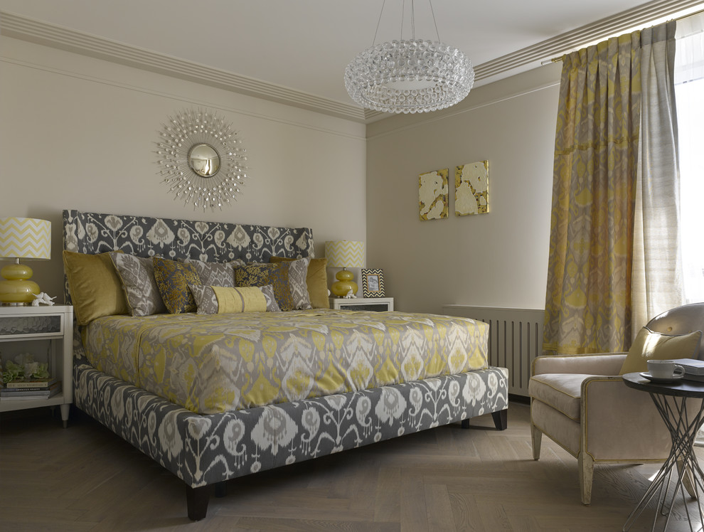 Immagine di una camera matrimoniale classica con pareti beige, parquet chiaro e pavimento beige