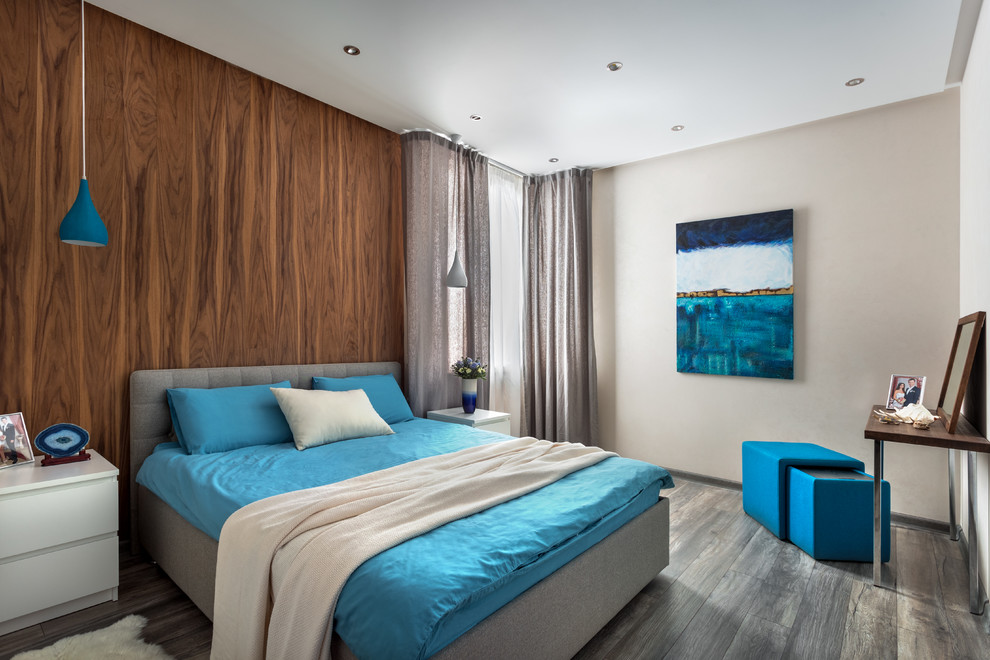 Immagine di una camera da letto design di medie dimensioni con pavimento in laminato e pareti marroni