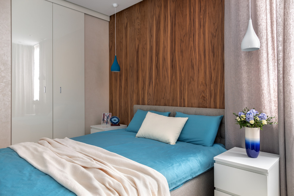 Imagen de dormitorio principal contemporáneo de tamaño medio con paredes beige