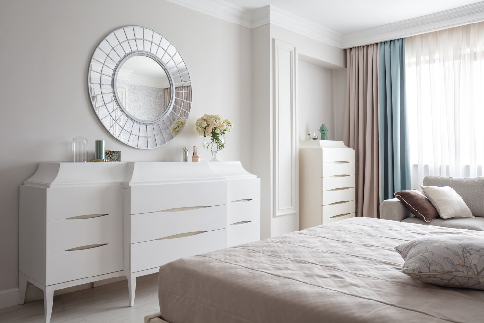 他の地域にある中くらいなコンテンポラリースタイルのおしゃれな主寝室 (白い壁、ラミネートの床、白い床) のレイアウト