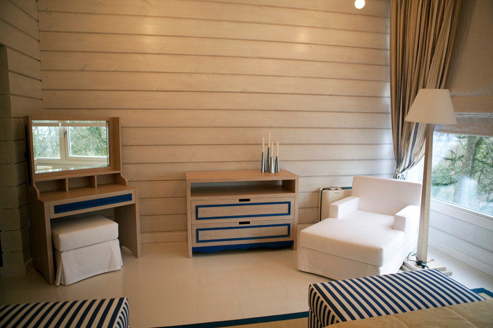 На фото: гостевая спальня среднего размера, (комната для гостей) в средиземноморском стиле с белыми стенами, деревянным полом и белым полом