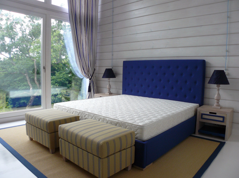 Foto di una camera degli ospiti mediterranea di medie dimensioni con pareti bianche, pavimento in legno verniciato e pavimento bianco