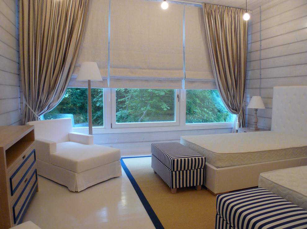 Foto de habitación de invitados mediterránea de tamaño medio con paredes blancas, suelo de madera pintada y suelo blanco