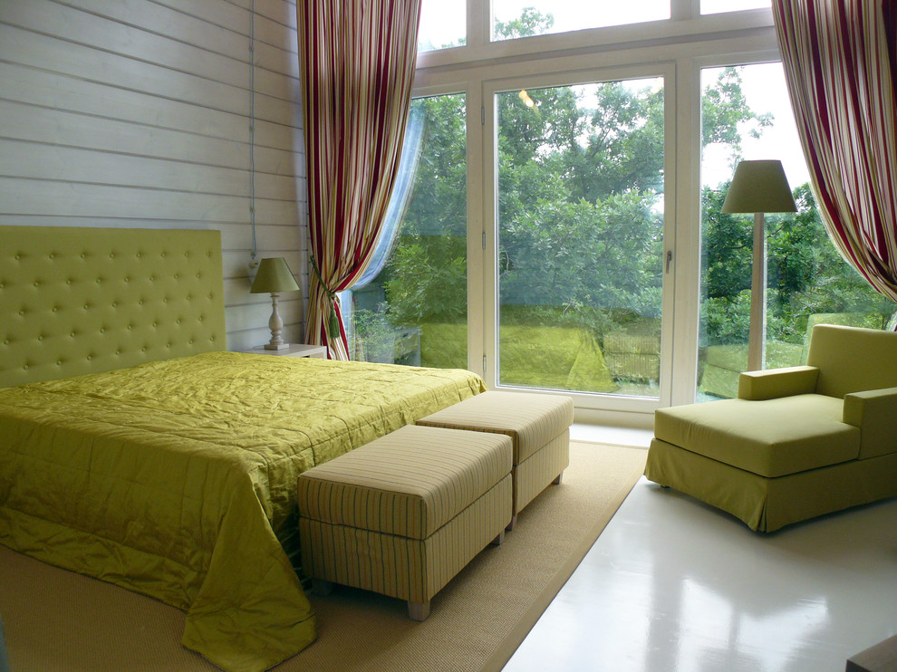 На фото: гостевая спальня среднего размера, (комната для гостей) в современном стиле с белыми стенами, деревянным полом и белым полом